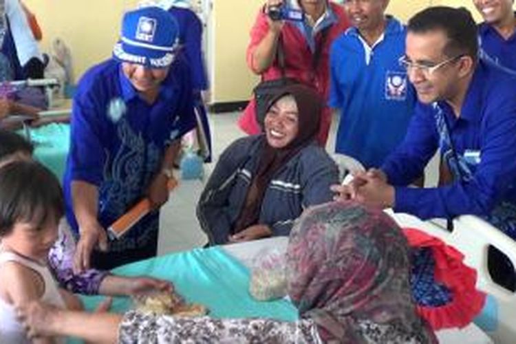 Para Caleg PAN Kota Tegal, Jawa Tengah, berinteraksi dengan para pasien dan keluarganya di Rumah Sakit Islam Harapan Anda. Kampanye di Rumah Sakit merupakan salah satu cara meraih simpati pemilih pada 9 April mendatang.
