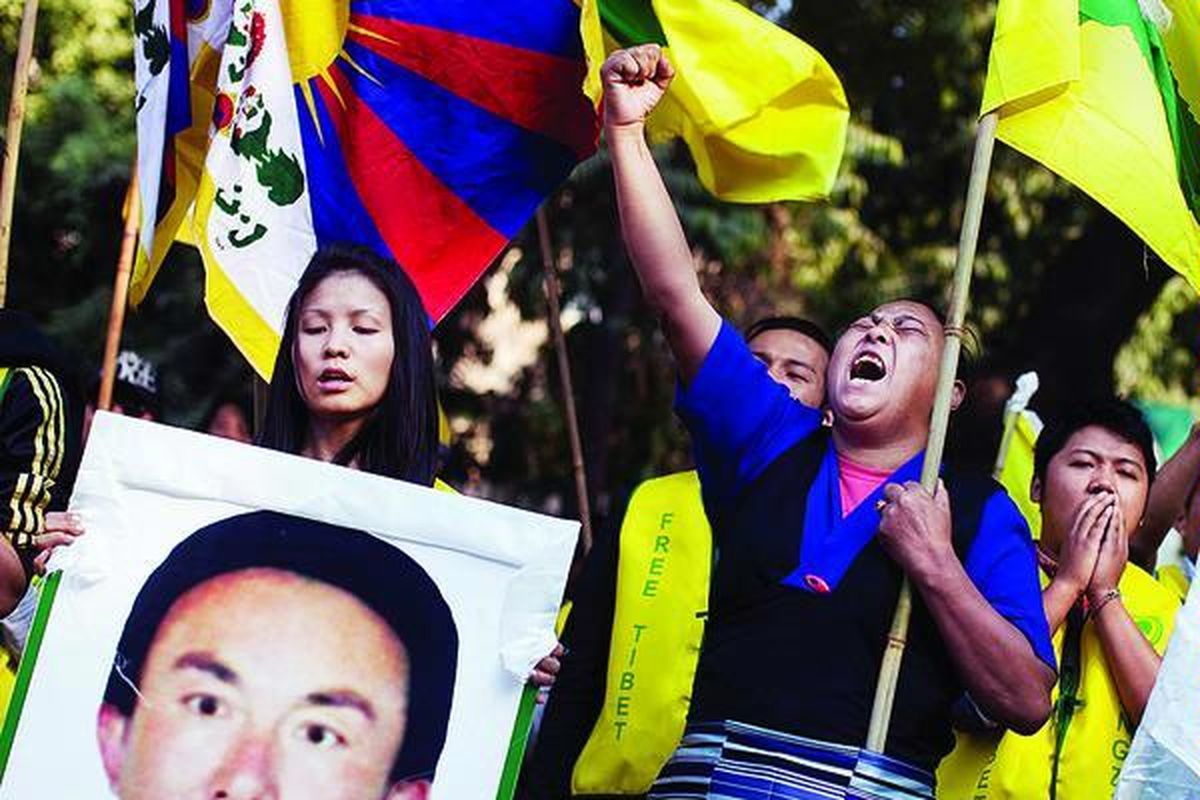 Warga Tibet  di pengasingan berunjuk rasa menentang kekerasan otoritas China di New Delhi, India, Minggu (29/1). Sedikitnya 16 biksu, biksuni, dan warga Tibet  tewas membakar diri tahun 2011 sebagai bentuk protes mereka terhadap Pemerintah China. 