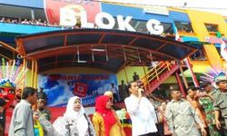 Jokowi Rayu Mahasiswa Belanja di Blok G