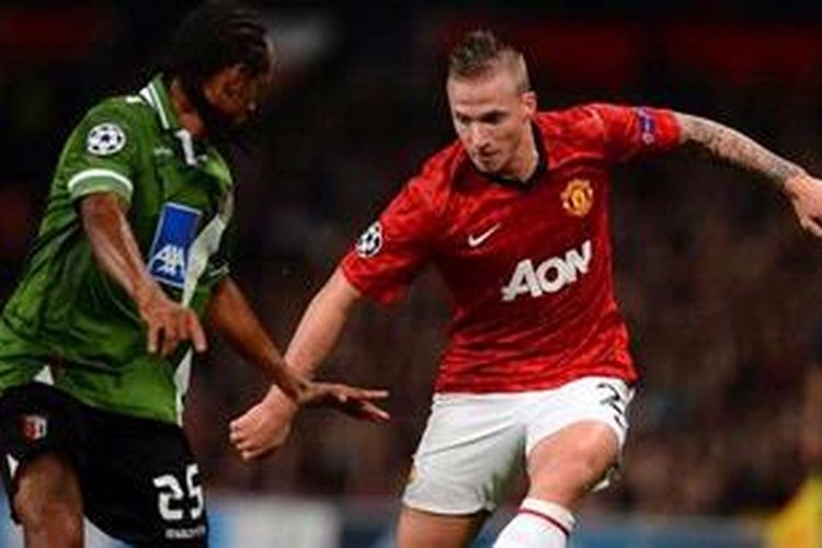 Bek Manchester United dari Belanda, Alexander Buttner (kanan), berhadapan dengan gelandang Braga asal Brasil, Leandro Salino, dalam laga ketiga penyisihan Grup H Liga Champions di Stadion Old Trafford, Sabtu (23/10/2012). MU akhirnya menang 3-2. 