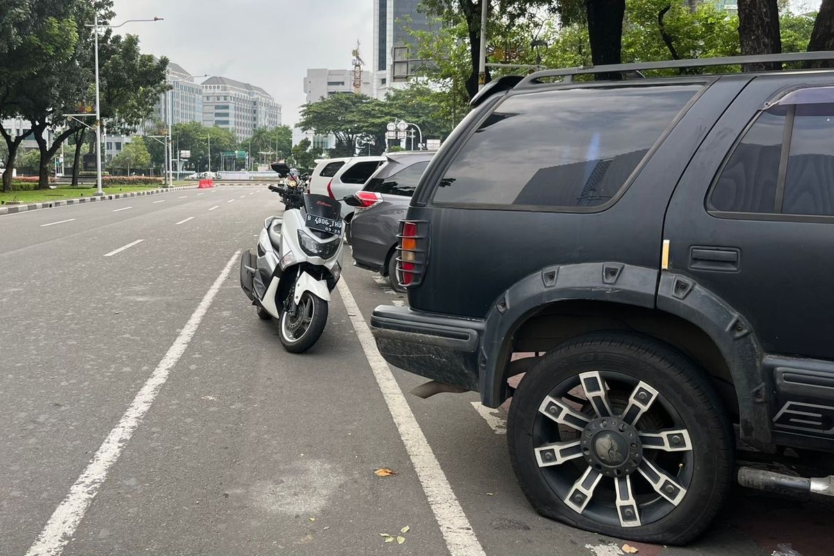 Mobil yang Parkir Sembarangan di Monas Dikempiskan