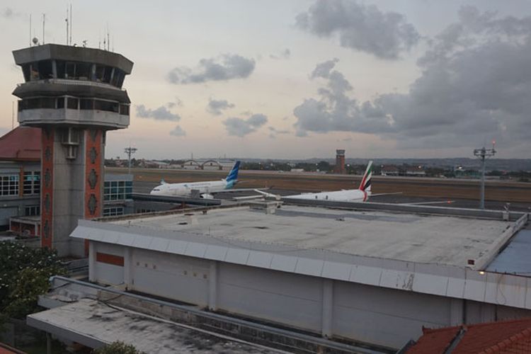 Melihat pesawat di rooftop Novotel Bali Ngurah Rai Airport, Rabu (11/7/2018).