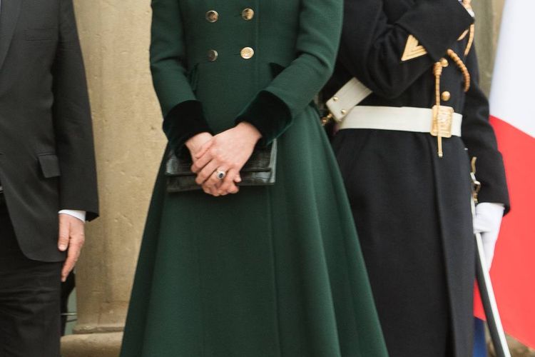Kate Middleton mengenakan jas berwarna cerah ketika berkunjung ke Paris.