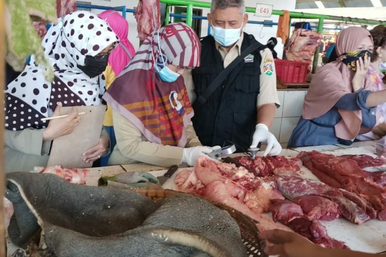 Petugas gabungan Dinas Pertanian dan Pangan (Disperpa) Kota Magelang, Jawa Tengah, menggelar operasi daging menjelang lebaran di pasar-pasar tradisional, Senin (10/5/2021).
