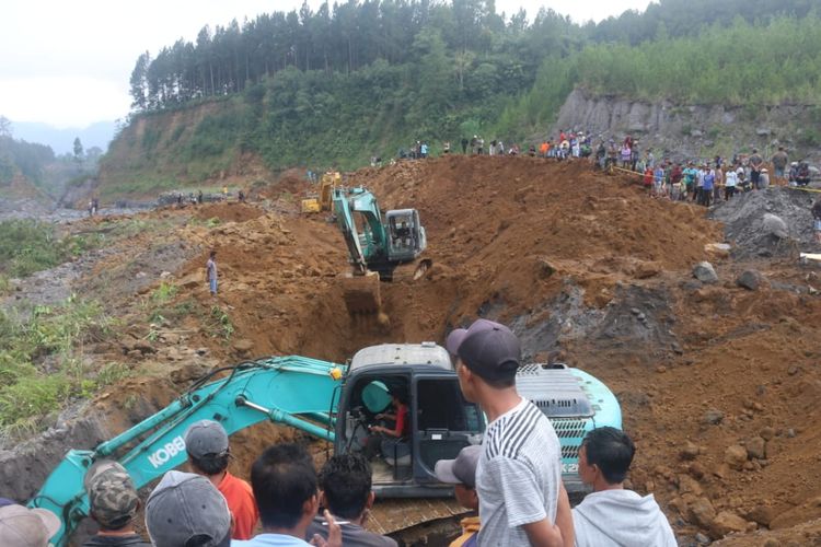 Proses pencarian korban tertimbun longsor di Pronojiwo Lumajang, Selasa (4/6/2024). (Kompas.com/Miftahul Huda)