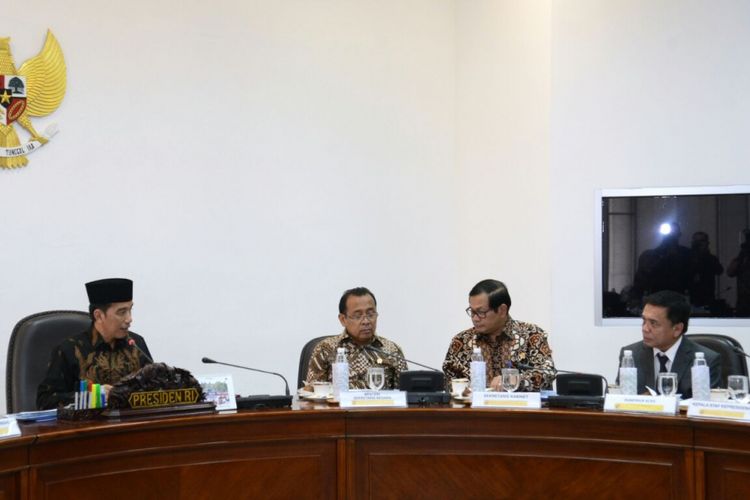 Presiden Joko Widodo saat memimpin rapat terbatas di Kantor Presiden, Jakarta, Selasa (11/7/2017).