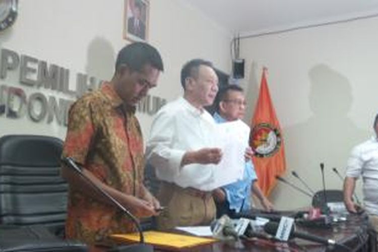 Tim advokasi pasangan calon presiden dan wakil presiden Prabowo Subianto dan Hatta Rajasa mendatangi Kantor Dewan Kehormatan Penyelenggara Pemilu, Jakarta, Jumat (1/8/2014). Dari kiri ke kanan: Sahroni, Didi Supriyanto (tengah), dan M. Taufik.