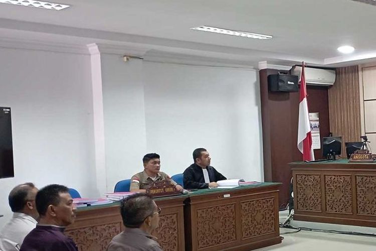 Terdakwa korupsi penyertaan modal BPRS mengikuti persidangan di Pengadilan Tipikor pada Pengadilan Negeri Banda Aceh di Banda Aceh. 
