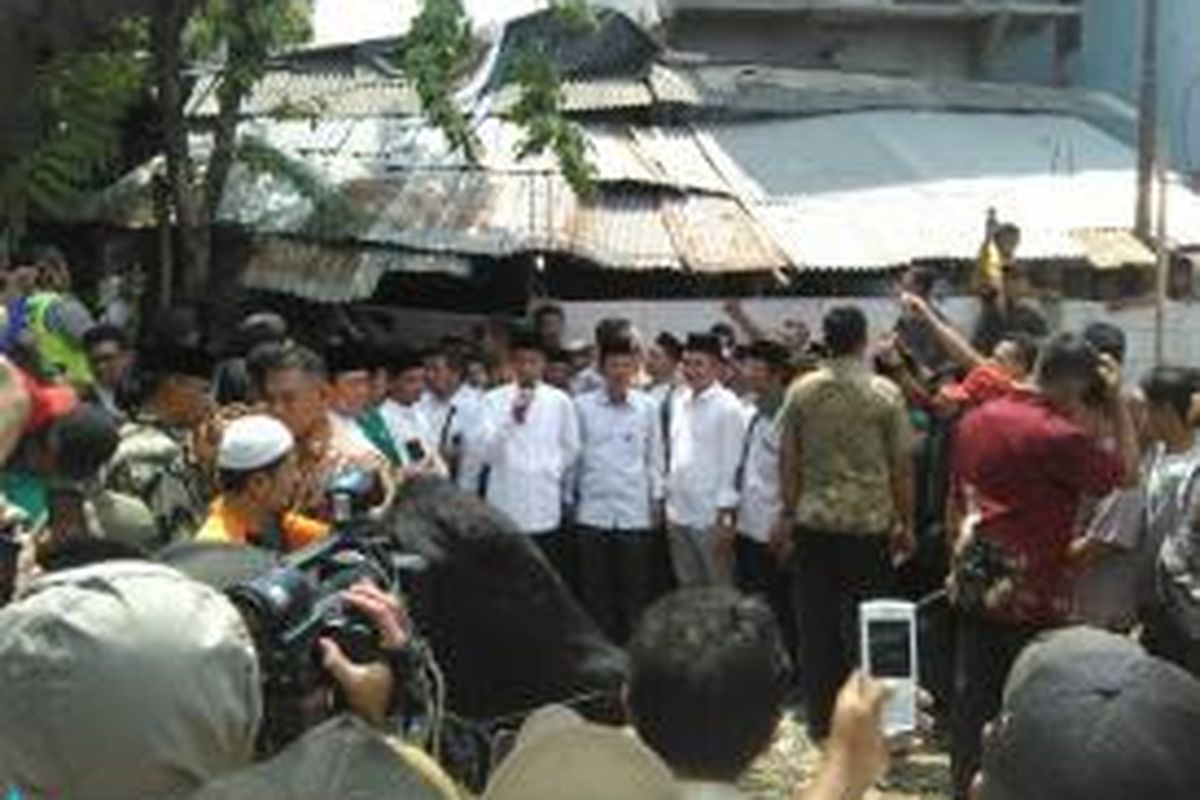 Gubernur DKI Jakarta Joko Widodo menyerahkan hewan kurban Penjaringan, Jakarta Utara, Minggu (5/10/2014).