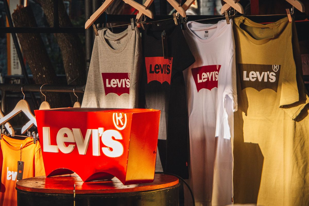 Ilustrasi gerai ritel mode Levi's, yang dikenal luas karena produk pakaian berbahan denim.