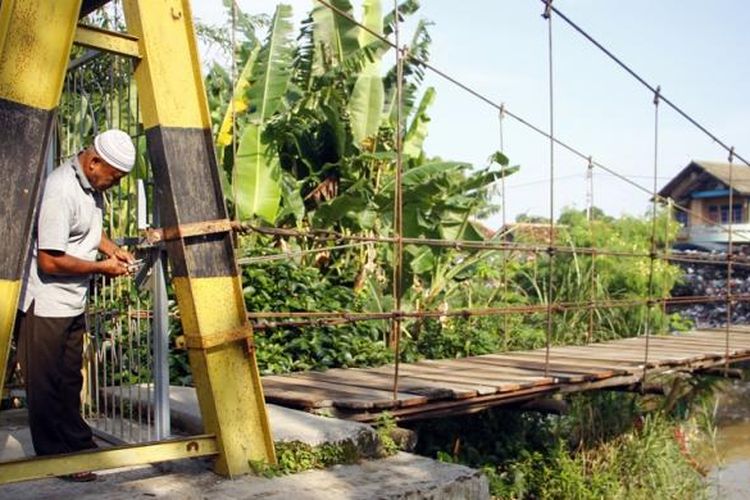 Warga menutup jembatan gantung yang rusak di Kampung Kriyan Barat, Kecamatan Lemahwungkuk, Kota Cirebon, Jawa Barat, Senin (13/2/2017). Mereka berharap pemerintah segera memperbaiki karena jembatan tersebut karena dibutuhkan warga dan para pelajar di dua kelurahan yang terpisah. 
