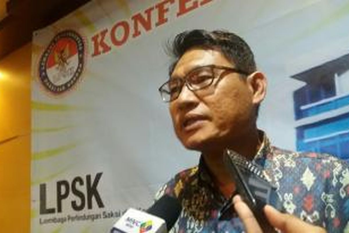 Ketua Lembaga Perlindungan Saksi dan Korban, Abdul Haris Semendawai usai pemaparan laporan akhir tahun LPSK di Jakarta, Rabu (30/12/2015)