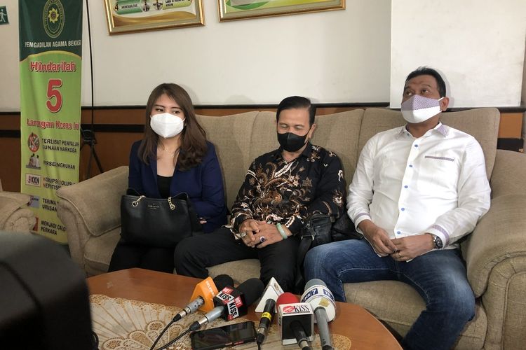 Deretan kuasa hukum Jenita Janet saat ditemui di Pengadilan Agama Bekasi, Selasa (28/9/2021). 