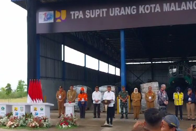 Presiden Jokowi melakukan kunjungan kerja ke Tempat Pembuangan Sampah (TPA) Supit Urang di Kota Malang, Jawa Timur pada Kamis (14/12/2023).