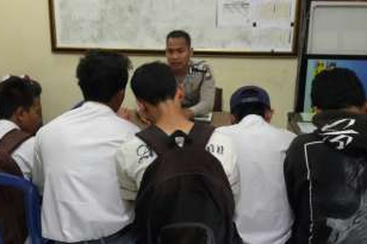 Lima pelajar yang diketahui tengah bolos saat diamankan di Mapolres Malang, Selasa (25/10/2016)