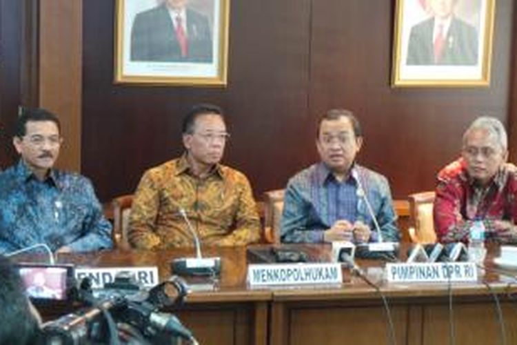 Mendagri Gamawan Fauzi, Menkopolhukam Djoko Suyanto, Wakil Ketua DPR Priyo Budi Santoso, dan Wakil Ketua Komisi II DPR Arief Wibowo saat rapat bersama pimpinan DPR, di Gedung Parlemen, Jakarta, Jumat (27/12/2013).