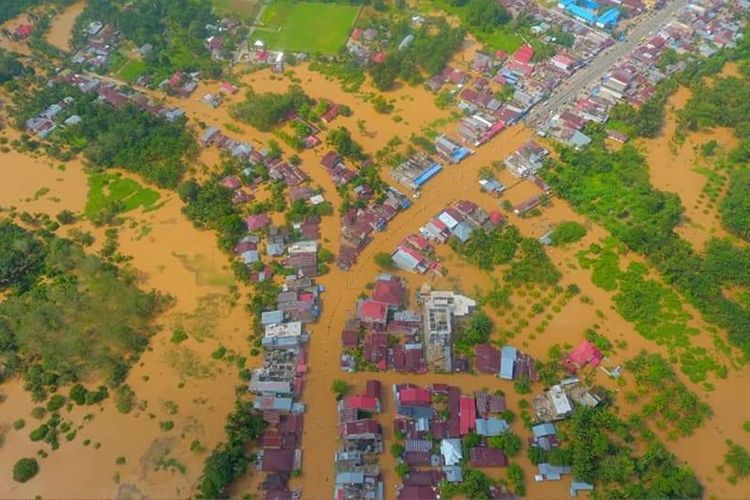 Potret dari udara kondisi banjir yang merendam permukiman warga di Kota Pasir Pengaraian, Kabupaten Rohul, Riau, Selasa (26/11/2019).