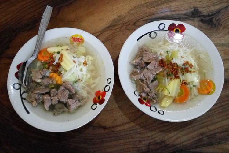 Salah satu menu di warung Sego Pecel atau SGPC Bu Wiryo di kawasan Selokan, Yogyakarta. Warung dengan menu utama sego pecel ini merupakan legenda di kalangan para alumni Universitas Gadjah Mada (UGM).