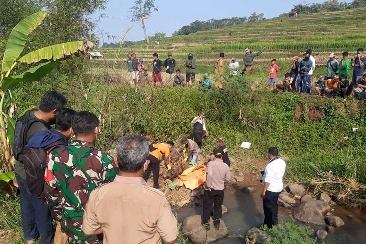 Heboh mayat tanpa identitas ditemukan di Sungai Cikumpul, Rancamulya, Sumedang Utara, Sumedang, Jabar, Senin (12/8/2024). 