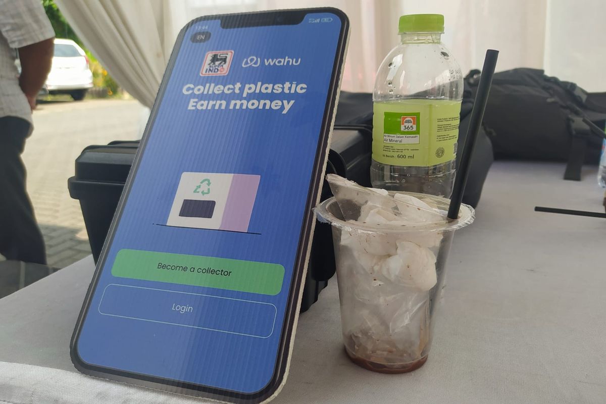 
Sampah kemasan plastik berlogo Super Indo 365 dihargai Rp 5000 per kilogram dalam bentuk uang elektronik pada peluncuran poin pengumpulan sampah plastik pada program pengurangan sampah kemasan plastik bekerja sama dengan Waste Hubs (Wahu) Indonesia. 