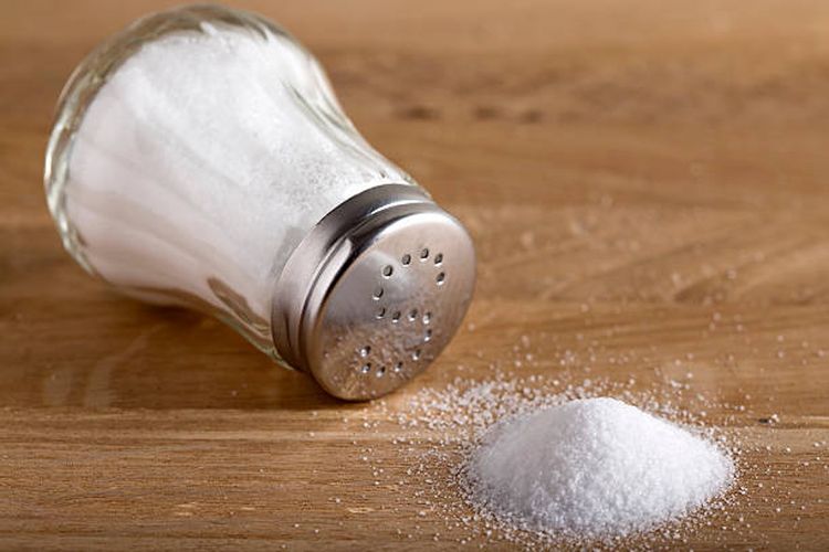 Bahaya konsumsi garam berlebihan bagi penderita darah tinggi.