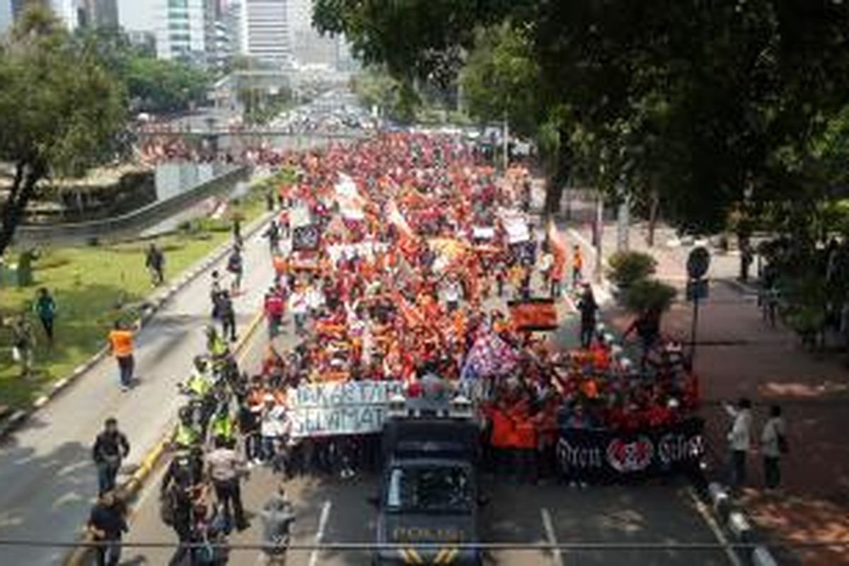 Ribuan The Jak Mania long march menuju Istana Negara, Selasa (5/5/2015).