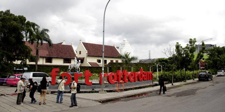 Para wisatawan berkumpul di depan tulisan Fort Rotterdam berwarna merah di depan Obyek Wisata Benteng Fort Rotterdam, Kota Makassar, Sulawesi Selatan, Rabu (11/2/2015). Benteng Rotterdam terletak di di pinggir pantai sebelah barat Kota Makassar, Sulawesi Selatan. 