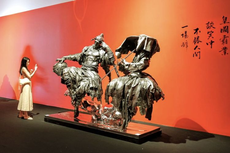 Pengunjung melihat patung karya perupa muda Tiongkok Ren Zhe yang mengenalkan literasi sastra bergenre Wu Xia, khas seni bela diri Tingkok Kuno di Museum Contemporary Art (MOCA) Singapura.