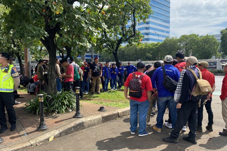 Massa Buruh Mulai Berdatangan ke Gedung DPR, Kenakan Atribut Biru-Merah Sambil Bawa Spanduk