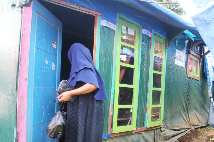 Seorang warga korban gempa bumi Cianjur, Jawa Barat masih menempati hunian darurat pasca gempa dengan magnitudo 5.6 mengguncang Cianjur dan sekitarnya, setahun lalu