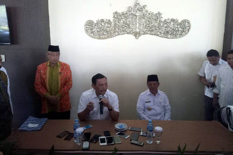 Menko Bidang Kemaritiman Luhut Binsar Panjaitan didampingi Gubernur Malut Abdul Gani Kasuba, dan Wali Kota Tidore Ali Ibrahim di Hotel Grand Daffam Kota Ternate, Sabtu (16/03/2019)