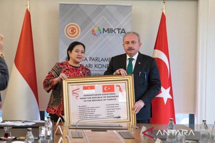 Speaker of the Indonesian House of Representatives Puan Maharani (left) hands over humanitarian assistance to Speaker of the Turkish Parliament Mustafa Sentop in Istanbul, Turkey, Thursday, March 9, 2023. 