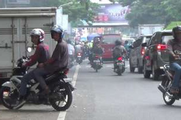 Sejumlah pelanggar lalulintas di Kabupaten Gowa, Sulawesi Selatan berupaya berputar arah demi menghindari operasi Patuh Jaya. Selasa, (17/05/2016).