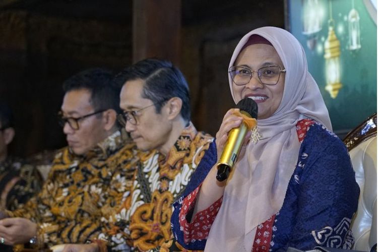 Direktur Utama Telkom Dian Siswarini dan Direktur Legal & Compliance Telkom  Andy Kelana pada agenda TelkomGroup Business Update yang diselenggarakan di Jakarta, pada Jumat (6/3). 