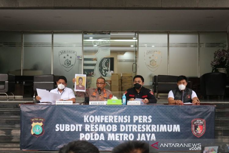Kabid Humas Polda Metro Jaya Kombes Pol Yusri Yunus (kedua kiri) perlihatkan foto buronan kasus begal berinisial T yang menewaskan karyawati Badan SAR Nasional (Basarnas) dalam jumpa pers di Polda Metro Jaya, Jakarta, Senin (1/11/2021). 