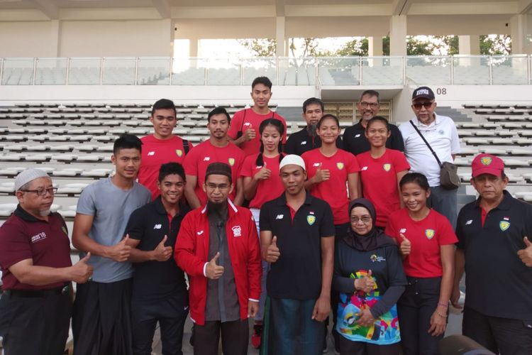 Lalu Muhammad Zohri berpose bersama atlet atletik lainnya di Stadion Madya, Gelora Bung Karno, Jakarta setelah menerima penghargaan dari Ustad Adi Hidayat, Rabu (8/8/2018)