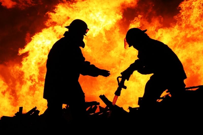Hendak Padamkan Api dan Nyaris Kecelakaan, Petugas Damkar Malah Dimarahi Warga, Polisi Turun Tangan 