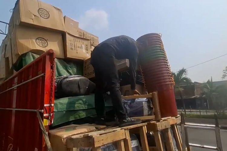 Terbongkar, Truk Bermuatan 12 Motor Diduga Curian Dikamuflase Pakai Kasur dan Perabot Rumah
