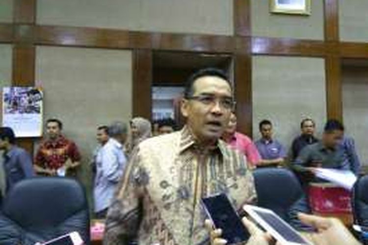 Ketua Komisi VI DPR-RI Teguh Juwarno usai rapat pembahasan PMN 2016, Jakarta, Kamis (23/6/2016). Komisi VI DPR-RI menyetujui PMN untuk 20 BUMN dan menolak usulan PMN untuk 3 BUMN.