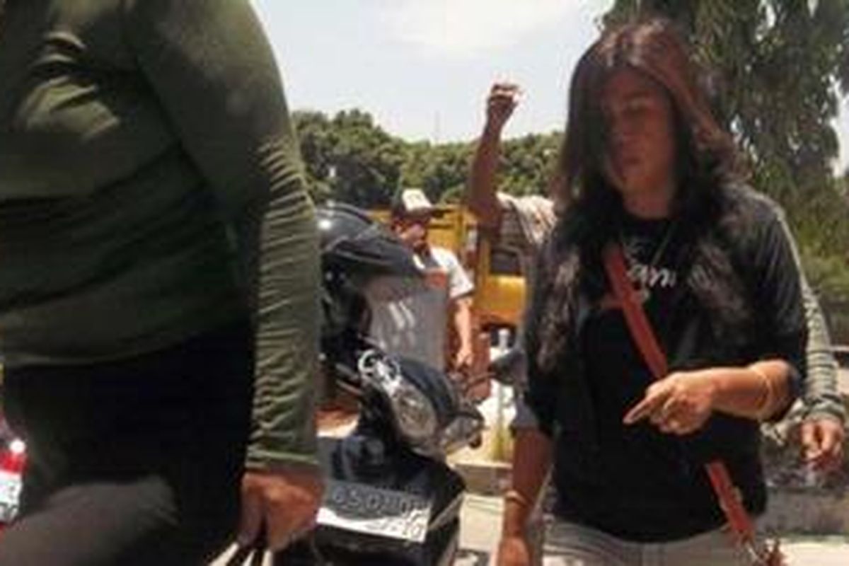 Salah satu wanita pasangan mesum yang diamankan polisi.