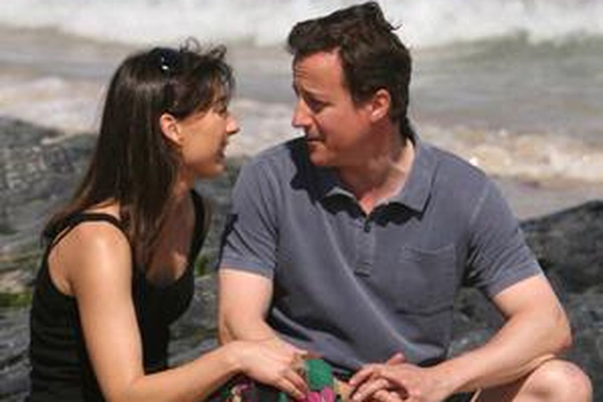 David Cameron dan istrinya Samantha saat bersantai di Harlyn Bay Inggris, Minggu (27/7).