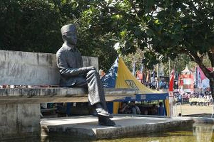 Patung Bung Karno duduk di lapangan Pancasila yang disebut juga Taman Renungan di Ende, Nusa Tenggara Timur.