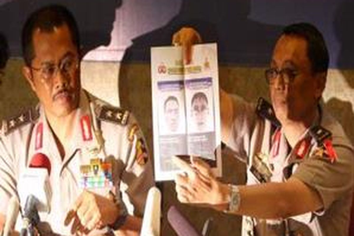 Kepala Divisi Humas Mabes Polri Irjen Nanan Soekarna, didampingi Kepala Bidang Dokumentasi Kesehatan Mabes Polri Brigjen Eddy SP, Rabu (22/7), menunjukkan sketsa wajah dua orang yang diduga sebagai pelaku bom bunuh diri di Hotel JW Marriott dan Hotel Ritz Cartlon. Polisi telah mengambil contoh DNA dari dua keluarga yang diduga memiliki kaitan dengan para pelaku bom bunuh diri ini.