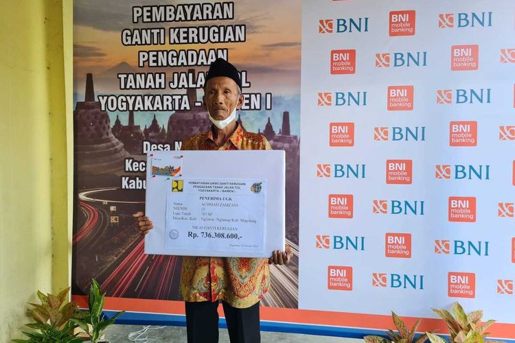 Ahmad Zamzani warga Desa Ngluwar, Kecamatan Ngluwar, Kabupaten Magelang, Jawa Tengah, menerima Uang Ganti Rugi (UGR) dari proyek pembangunan jalan Tol Jogja-Bawen mencapai sekitar Rp 2,1 miliar, Kamis (23/2/2023).