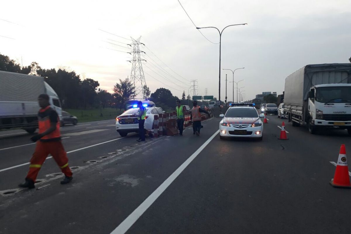 Pemberlakuan contra flow di Tol Cikampek arah Jakarta karena kepadatan arus lalu lintas, Selasa (26/12/2017).