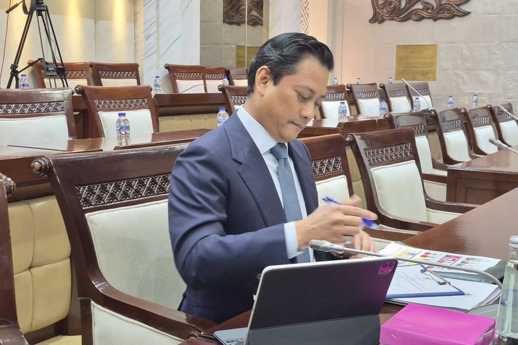 Wakil Menteri Keuangan Thomas Djiwandono saat mengikuti fit and proper test untuk menjadi Deputi Gubernur Bank Indonesia (BI) di Gedung DPR RI, Jakarta, pada Senin (26/1/2026).