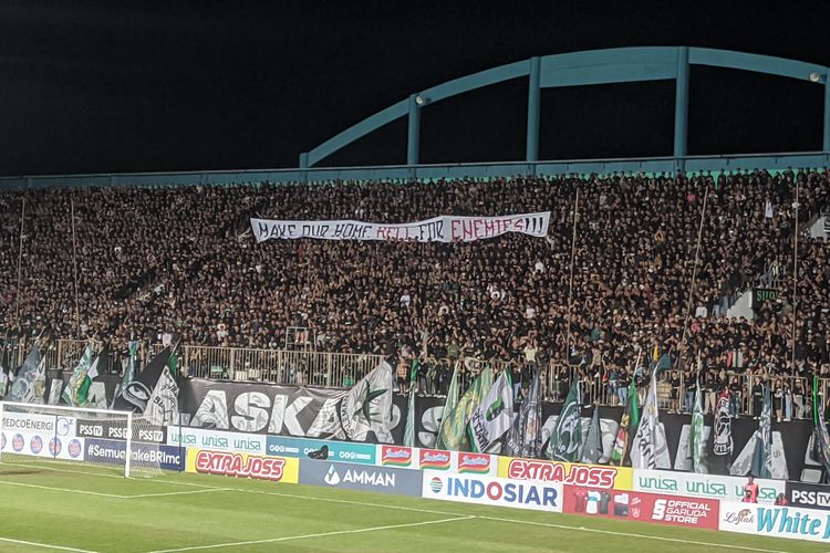 Suporter fanatik PSS Sleman, Brigata Curva Sud atau BCS. Laha PSS Sleman vs Persebaya Surabaya pada lanjutan pekan ketujuh Liga 1 2022-2023 digelar di Stadion Maguwoharjo, Sleman, pada Sabtu (27/8/2022) malam WIB.