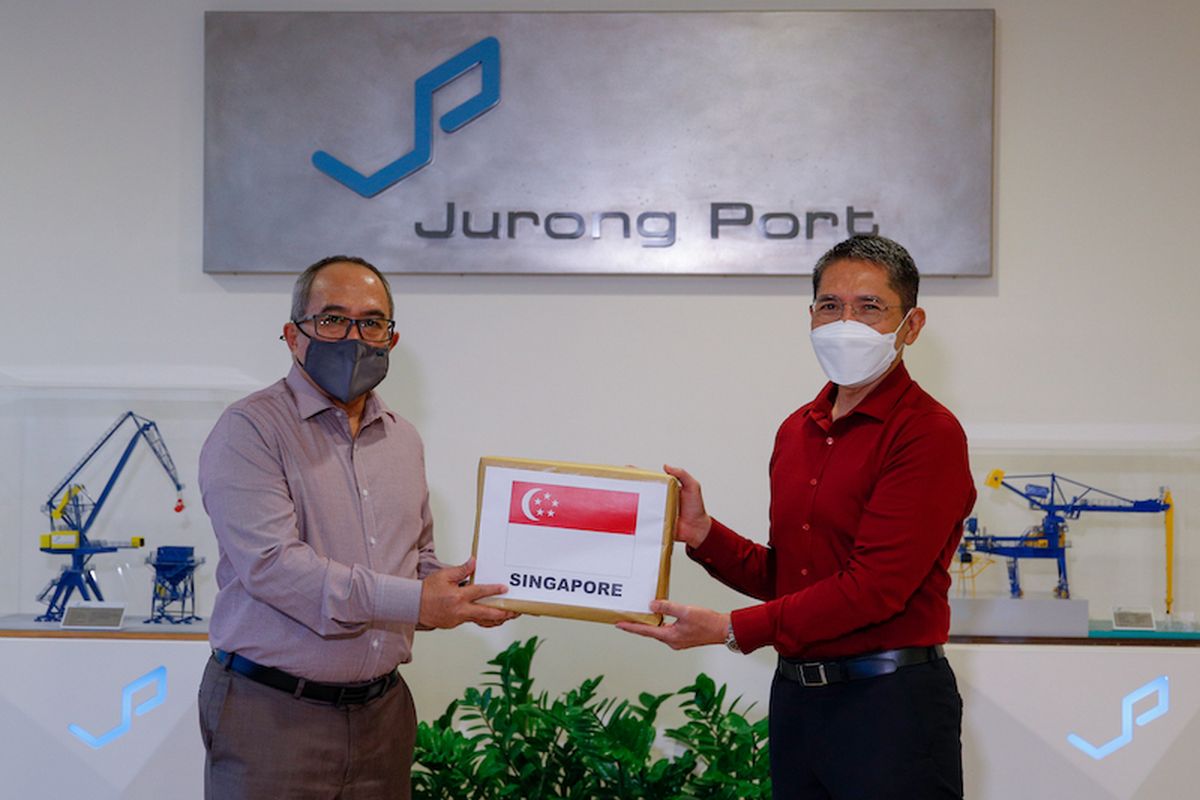 Menteri Maliki menyerahkan bantuan vaksin Covid-19 dari Singapura kepada Dubes RI Suryo Pratomo, pada Selasa (28/9/2021) di Pelabuhan Jurong Singapura.