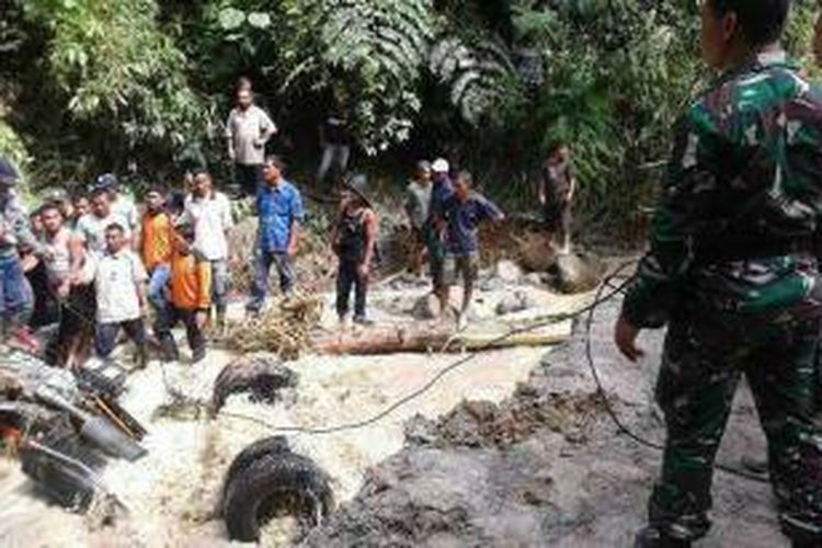 Sejumlah personil Tim Reaksi Cepat (TRC) Badan Penanggulangan Bencana Daerah (BPBD) Aceh Tengah sedang berupaya mengangkut truk jenis Colt Diesel dari timbunan longsor yang menewaskan seorang supir dan melukai satu orang penumpang, di Simpang-Juli Jaluk, Aceh Tengah, Aceh, Jum'at (13/11/2015).