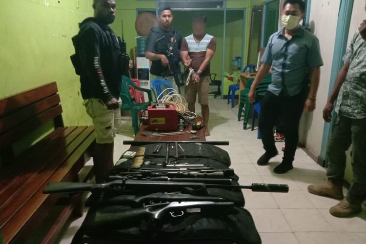 Polisi mengamankan lima pucuk senjata api rakitan di Kabupaten Merauke, Papua, Senin (1/3/2021)